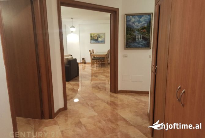 Shtepi me qera Apartament ne Tirane, 3+1, Mobilimi Pjeserisht e mobiluar, Pagesa 1,300  Euro.