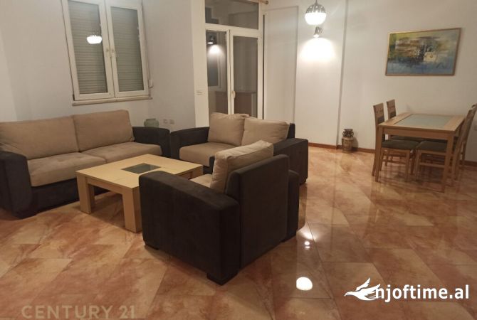 Shtepi me qera Apartament ne Tirane, 3+1, Mobilimi Pjeserisht e mobiluar, Pagesa 1,300  Euro.