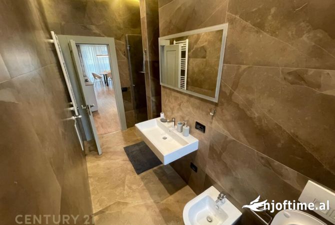 Shtepi me qera Apartament ne Tirane, 3+1, Mobilimi E mobiluar, Pagesa 1,200  Euro.