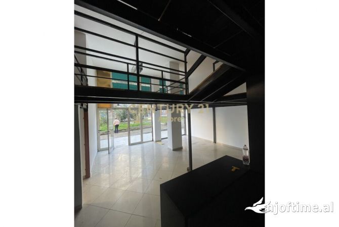 Jepet me qira ambient komercial tek Komuna Parisit, prane Kristal Center!