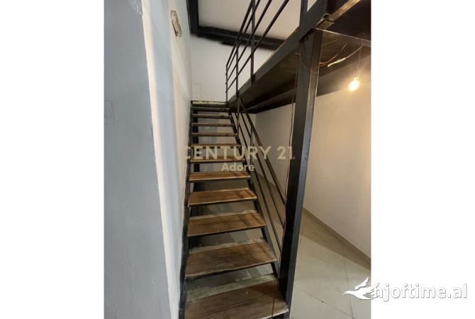 Jepet me qira ambient komercial tek Komuna Parisit, prane Kristal Center!