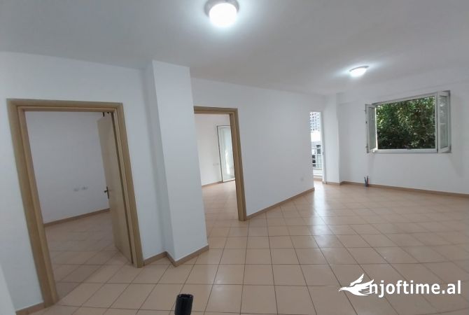 Ambient biznesi me qera 3+1 ne Tirane - 300 Euro