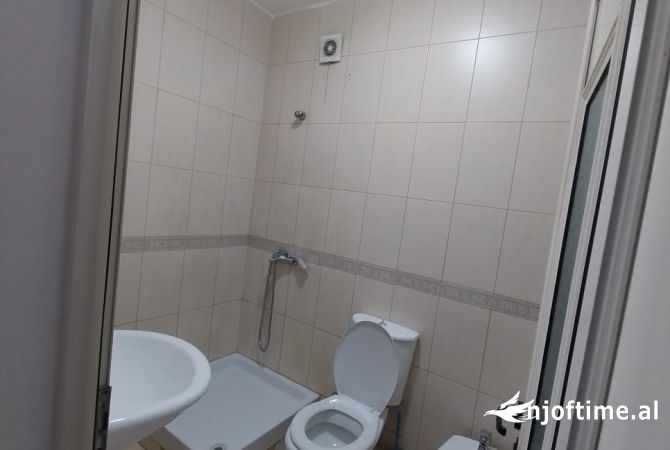 Ambjent biznesi me qera 