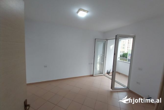 Ambient biznesi me qera 3+1 ne Tirane - 300 Euro