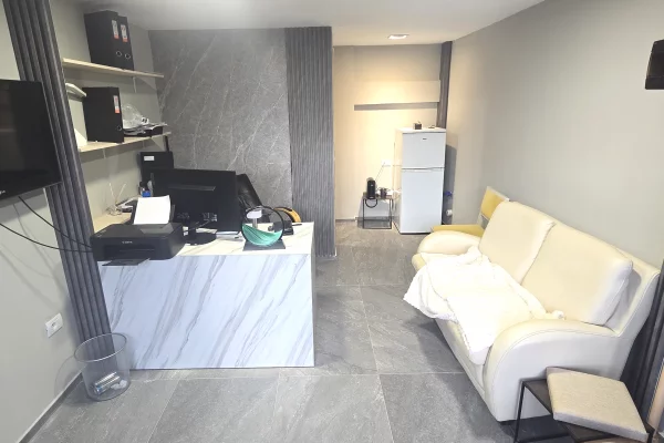 Ambient biznesi me qera 3+1 ne Tirane - 30,000 Leke