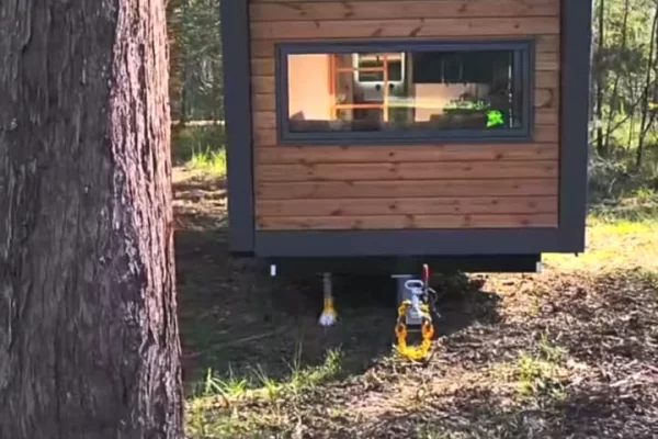 Shitet shtepi e vogel mbi rrota