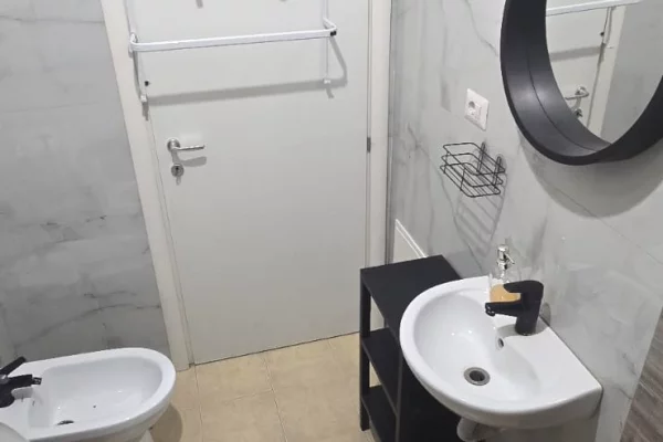 Shtepi me qera Apartament ne Tirane, 1+1, Mobilimi E mobiluar, Pagesa 300  Euro.