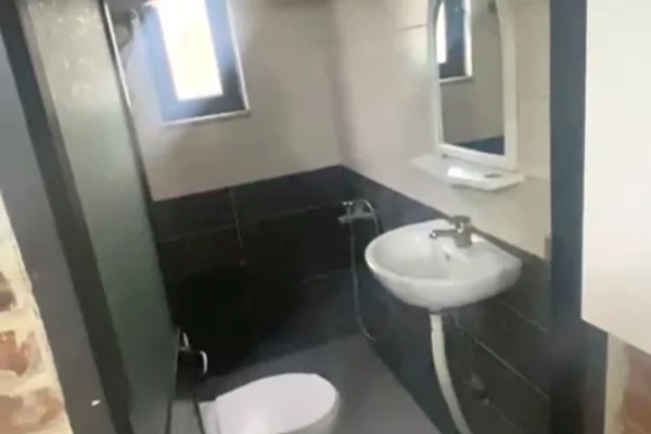 Shtepi me qera Apartament ne Tirane, Garsoniere, Mobilimi E mobiluar, Pagesa 25,000  Leke.