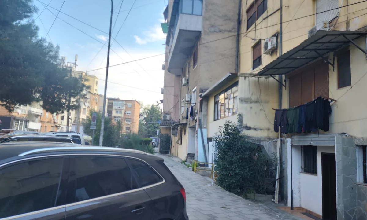 Shtepi ne shitje Apartament ne Tirane, Garsoniere, Mobilimi Bosh, pa mobiluar, Pagesa 6,990,000  Leke.