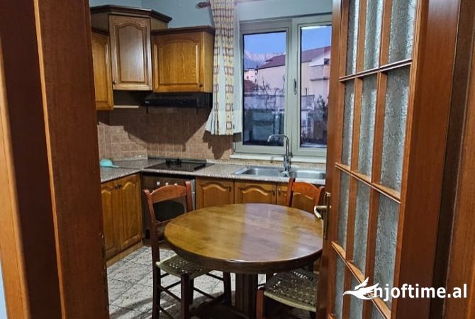 Shtepi me qera 3+1 ne Tirane - 80,000 Leke