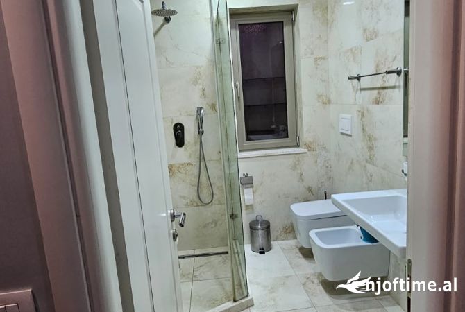 Shtepi me qera Apartament ne Tirane, 3+1, Mobilimi E mobiluar, Pagesa 80,000  Leke.