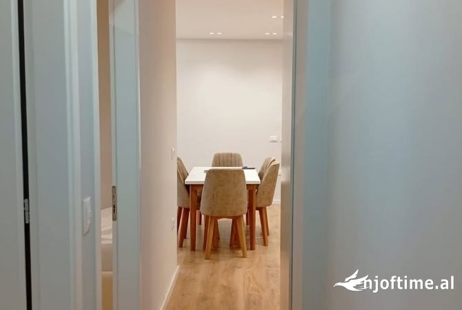 Shtepi me qera Apartament ne Tirane, 2+1, Mobilimi E mobiluar, Pagesa 800  Euro.