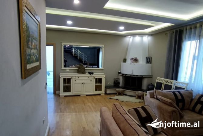 Shtepi me qera Vila Luksoze ne Tirane, 2+1, Mobilimi E mobiluar, Pagesa 1,300  Euro.
