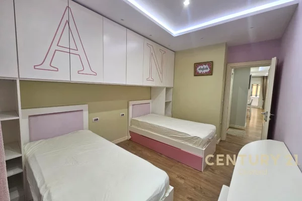 Shtepi ne shitje Apartament ne Tirane, 2+1, Mobilimi E mobiluar, Pagesa 170,000  Euro.