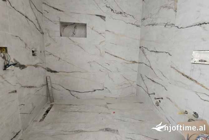 Shtepi ne shitje Apartament ne Tirane, 2+1, Mobilimi Bosh, pa mobiluar, Pagesa 300,000  Euro.