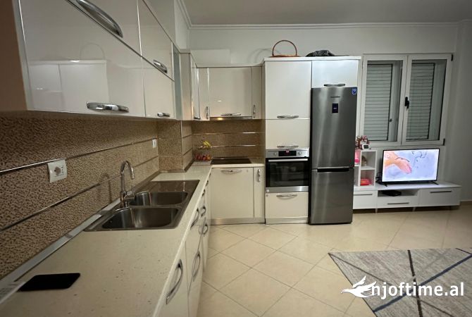 Shtepi ne shitje Apartament ne Tirane, 2+1, Mobilimi E mobiluar, Pagesa 113,000  Euro.