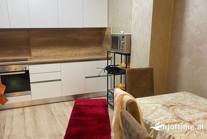 Shtepi me qera Apartament ne Tirane, 3+1, Mobilimi E mobiluar, Pagesa 900  Euro.