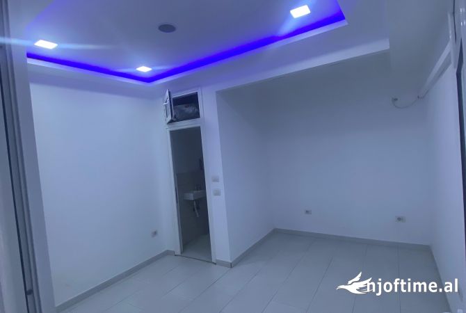 Ambiente Commerciale in Vendita 1+1 a Tirana - 92,000 Euro