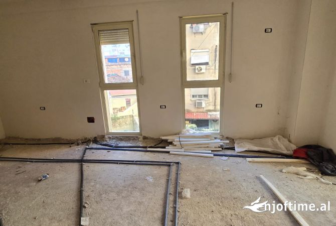 Shtepi ne shitje Apartament ne Tirane, 2+1, Mobilimi Bosh, pa mobiluar, Pagesa 179,000  Euro.
