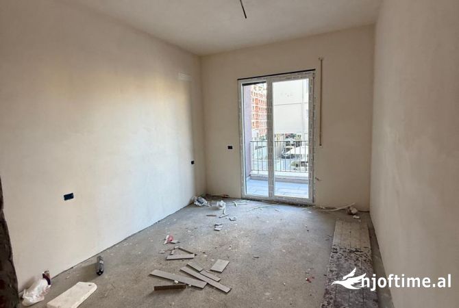 Shtepi ne shitje Apartament ne Tirane, 3+1, Mobilimi Bosh, pa mobiluar, Pagesa 105,468  Euro.