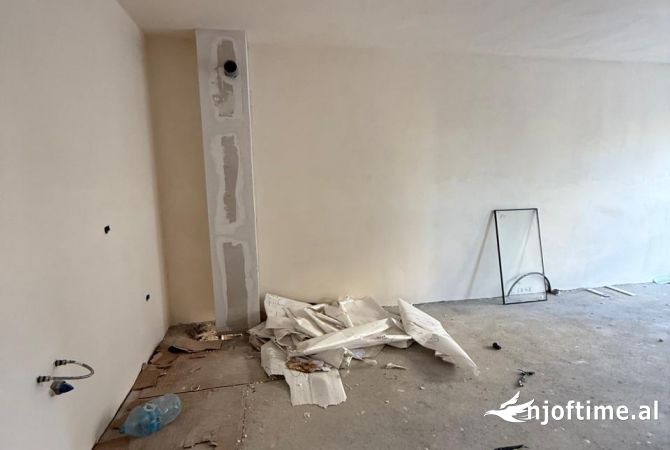 Shtepi ne shitje Apartament ne Tirane, 3+1, Mobilimi Bosh, pa mobiluar, Pagesa 105,468  Euro.
