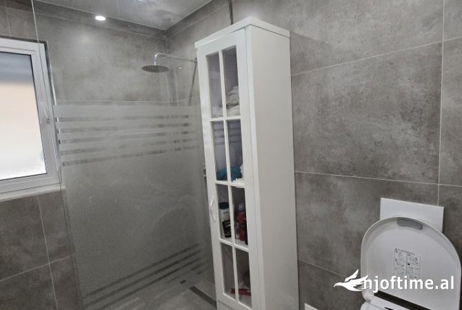 Shtepi ne shitje Apartament ne Tirane, 2+1, Mobilimi E mobiluar, Pagesa 250,000  Euro.