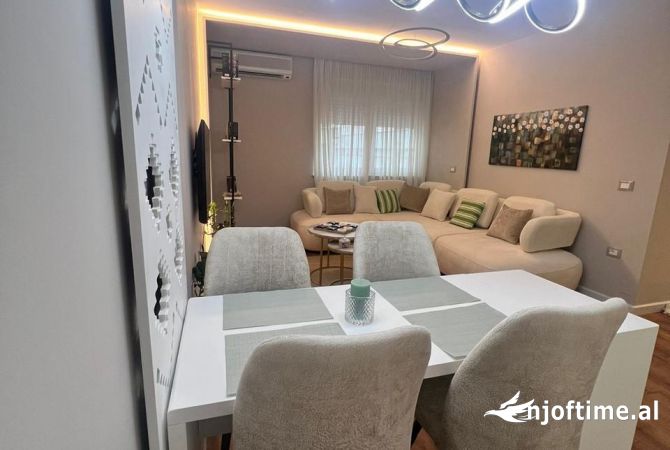 Shtepi me qera Apartament ne Tirane, 3+1, Mobilimi E mobiluar, Pagesa 1,000  Euro.