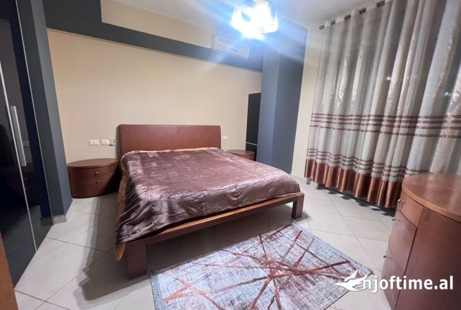 Shtepi me qera Apartament ne Tirane, 3+1, Mobilimi E mobiluar, Pagesa 1,200  Euro.