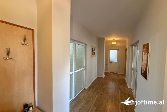 Shtepi ne shitje Apartament ne Tirane, 3+1, Mobilimi E mobiluar, Pagesa 195,000  Euro.