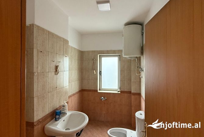 Shtepi ne shitje Apartament ne Tirane, 2+1, Mobilimi Bosh, pa mobiluar, Pagesa 180,000  Euro.