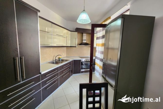 Shtepi ne shitje Apartament ne Tirane, 2+1, Mobilimi E mobiluar, Pagesa 135,000  Euro.