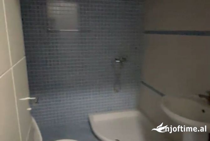 Shtepi ne shitje Apartament ne Tirane, 2+1, Mobilimi E mobiluar, Pagesa 142,000  Euro.