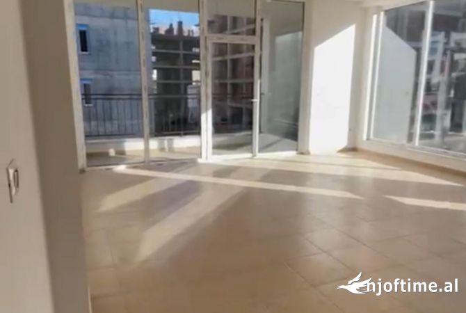 Shtepi me qera Apartament ne Tirane, 3+1, Mobilimi Bosh, pa mobiluar, Pagesa 1,200  Euro.