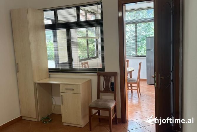 Shtepi me qera Apartament ne Tirane, 2+1, Mobilimi E mobiluar, Pagesa 50,000  Leke.