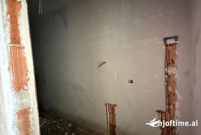 Shtepi ne shitje Apartament ne Tirane, 1+1, Mobilimi Bosh, pa mobiluar, Pagesa 149,500  Euro.