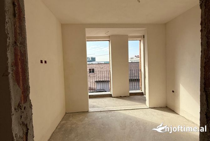 Shtepi ne shitje Apartament ne Tirane, 2+1, Mobilimi Bosh, pa mobiluar, Pagesa 158,000  Euro.
