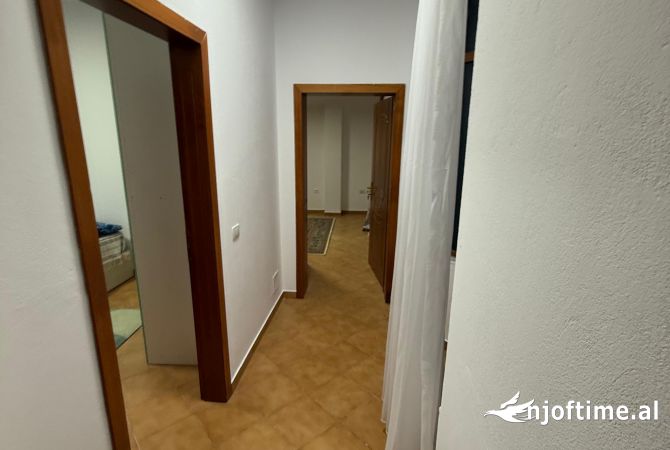 Shtepi me qera Apartament ne Tirane, 2+1, Mobilimi E mobiluar, Pagesa 400  Euro.