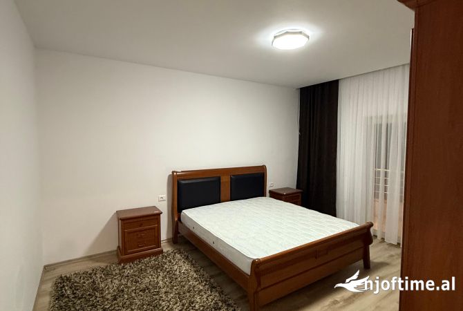 Shtepi me qera Apartament ne Tirane, 3+1, Mobilimi E mobiluar, Pagesa 700  Euro.
