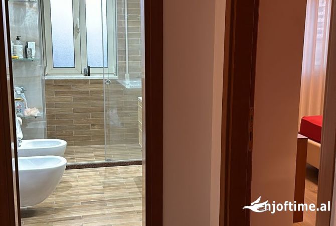 Shtepi ne shitje Apartament ne Tirane, 2+1, Mobilimi E mobiluar, Pagesa 250,000  Euro.