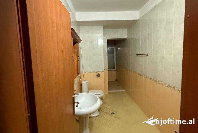 Shtepi ne shitje Apartament ne Tirane, 3+1, Mobilimi Bosh, pa mobiluar, Pagesa 250,000  Euro.