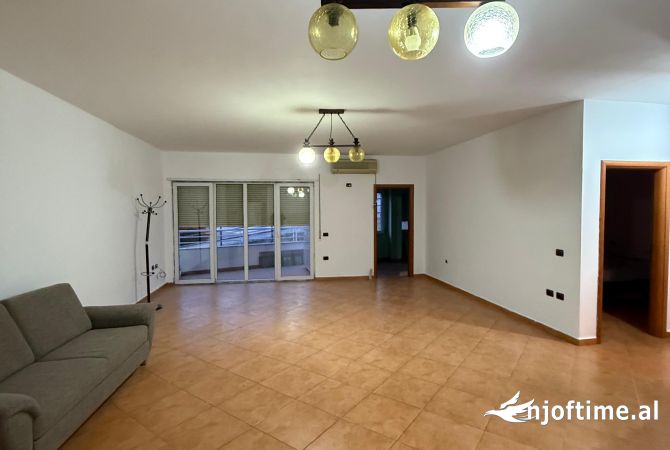 Shtepi ne shitje Apartament ne Tirane, 3+1, Mobilimi Bosh, pa mobiluar, Pagesa 250,000  Euro.