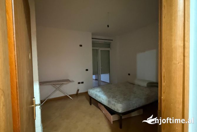 Shtepi ne shitje Apartament ne Tirane, 3+1, Mobilimi Bosh, pa mobiluar, Pagesa 250,000  Euro.