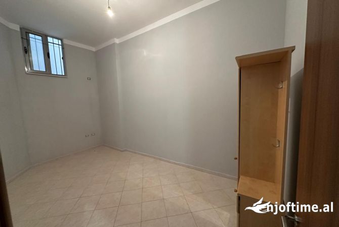 Shtepi me qera Apartament ne Tirane, 2+1, Mobilimi Pjeserisht e mobiluar, Pagesa 35,000  Leke.