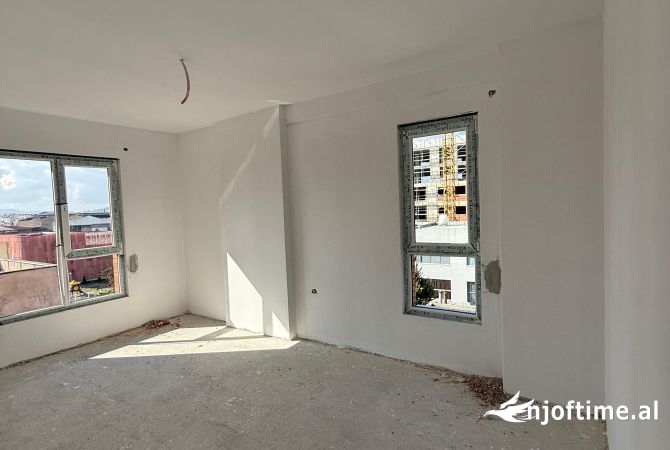 Shtepi ne shitje Apartament ne Tirane, 2+1, Mobilimi Bosh, pa mobiluar, Pagesa 107,500  Euro.