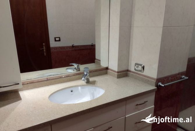 Shtepi me qera Apartament ne Tirane, 3+1, Mobilimi E mobiluar, Pagesa 600  Euro.