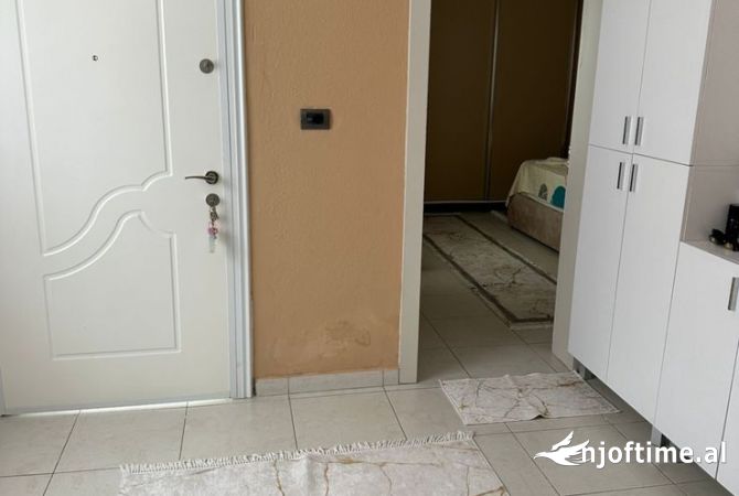 Shtepi ne shitje Apartament ne Tirane, 2+1, Mobilimi E mobiluar, Pagesa 180,000  Euro.