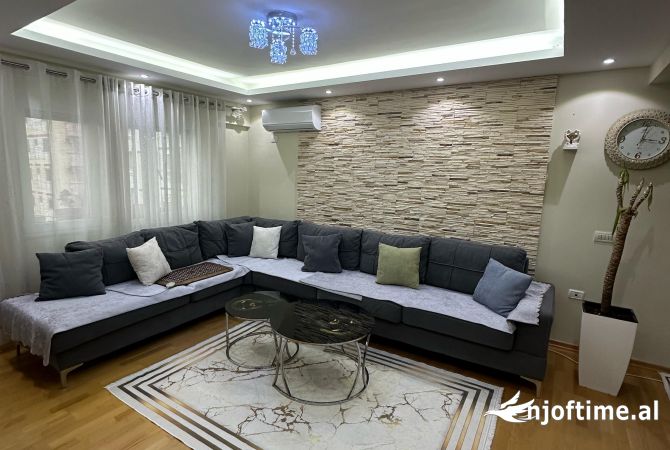 Shtepi ne shitje Apartament ne Tirane, 2+1, Mobilimi E mobiluar, Pagesa 135,000  Euro.