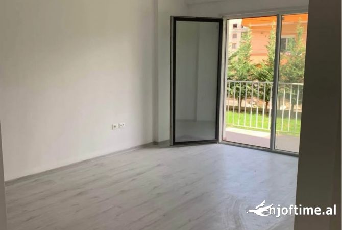 Shtepi ne shitje Apartament ne Tirane, 1+1, Mobilimi Bosh, pa mobiluar, Pagesa 93,000  Euro.