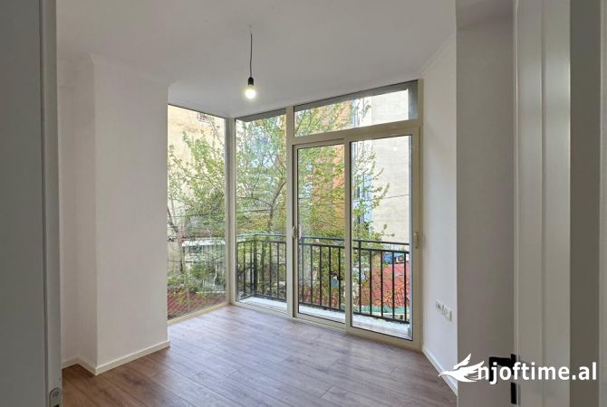 Shtepi ne shitje Apartament ne Tirane, 1+1, Mobilimi Bosh, pa mobiluar, Pagesa 120,000  Euro.