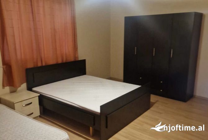 Shtepi me qera Apartament ne Tirane, 3+1, Mobilimi E mobiluar, Pagesa 500  Euro.